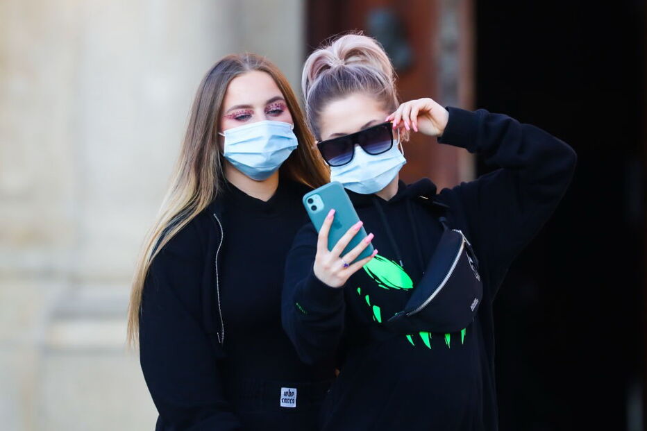 Jovens com máscaras na Polónia, abril de 2020