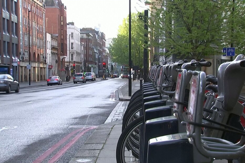 Londres enfrenta mais um dia de confinamento após Reino Unido atingir segundo maior nível de mortes por coronavírus