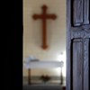 Mais de 500 católicos portugueses contra proibição de comunhão na boca devido à pandemia