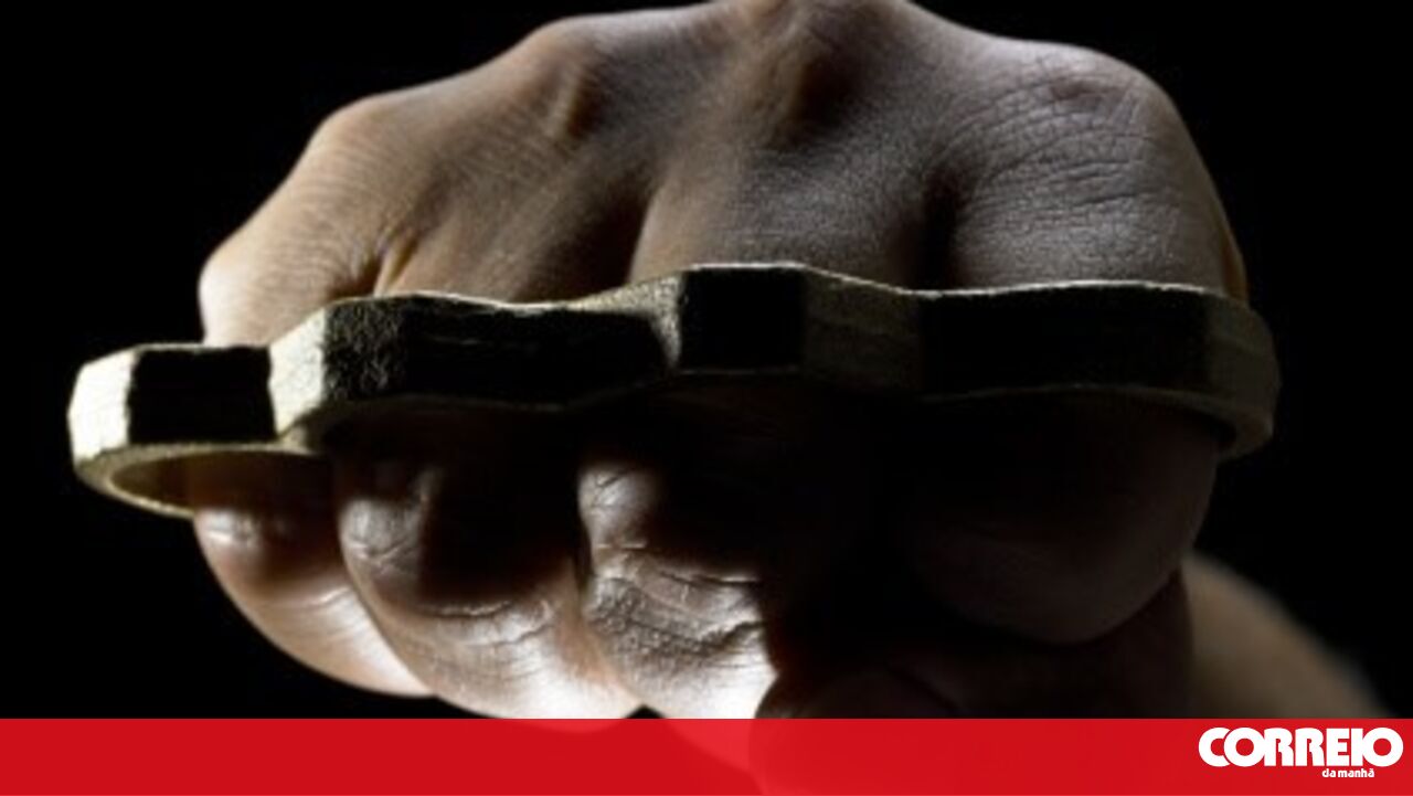 Young Man Arrested in Lisbon for Possessing Illegal Weapon After Nervous Behavior Tips Off Police
