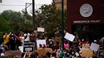 Atuação de polícia que matou cidadão negro nos EUA gera revolta e caos nas ruas de Minneapolis
