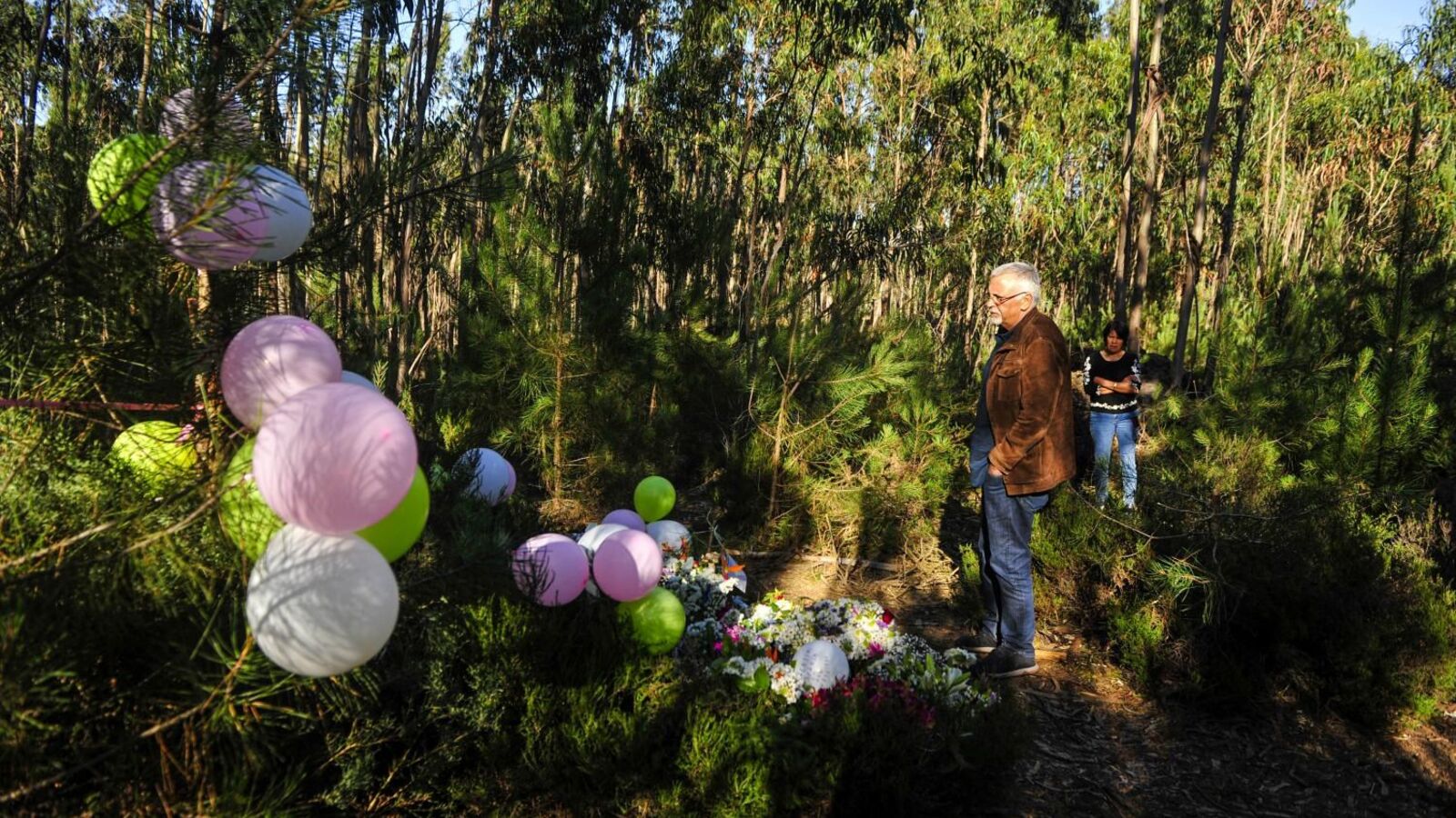 Francisco José Viegas no domingo passado em Atouguia da Baleia, junto à casa onde a menina de nove anos foi torturada pelo pai e deixada longas horas a agonizar, na presença da madrasta e dos meios-irmãos	