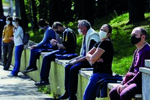 Checos mantêm distanciamento social na fila para realizar testes de Covid-19 