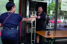 Corrida aos restaurantes de fast food após alívio do confinamento na Nova Zelândia