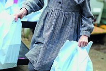 Princesa Charlotte ajuda a preparar refeições para idosos no 5º aniversário