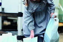 Princesa Charlotte ajuda a preparar refeições para idosos no 5º aniversário