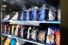 Máscaras, luvas e gel já estão à venda nas máquinas dentro das estações de Metro