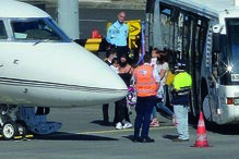 Georgina Rodríguez a entrar no jato, junto dos quatro filhos do craque 