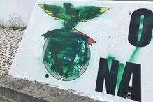 Rotunda com figuras históricas do Benfica junto ao Estádio da Luz vandalizada com pinturas ligadas ao Sporting