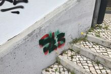 Rotunda com figuras históricas do Benfica junto ao Estádio da Luz vandalizada com pinturas ligadas ao Sporting