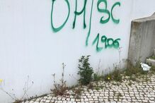 Rotunda com figuras históricas do Benfica junto ao Estádio da Luz vandalizada com pinturas ligadas ao Sporting