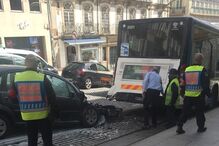Carro colide contra autocarro da STCP no centro do Porto
