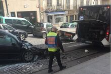 Carro colide contra autocarro da STCP no centro do Porto