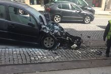 Carro colide contra autocarro da STCP no centro do Porto