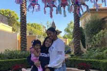 Vanessa e as filhas no dia do seu aniversário