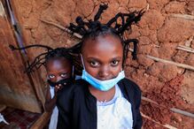 Prático e barato: O penteado coronavírus com tranças em forma de antenas que é moda em África