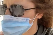 Inês Herédia foi alertada por cruzar o elástico da máscara