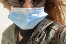 Inês Herédia foi alertada por cruzar o elástico da máscara