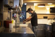  Preparativos para abertura do Restaurante David da Buraca, em Lisboa