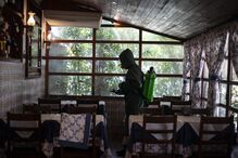 Funcionários procedem à limpeza, desinfeção do interior de restaurante. Preparação para abertura no restaurante A Gina em Lisbo