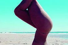 A atriz Margarida Martinho na praia   