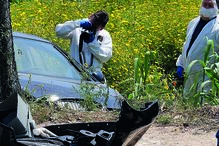 Inspetores da PJ fazem perícias ao veículo utilizado pelos assaltantes 