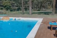 A piscina da casa onde está Carolina Deslandes com a família