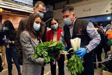 Felipe VI e Letizia visitam mercado em Madrid 