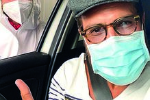 Isaac Alfaiate com a enfermeira após o teste 