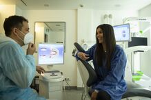 Marta Viveiros e o dentista Pedro Ferreira Lopes.jpg