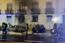 Vários carros incendiados e viaturas assaltadas durante a madrugada em Lisboa