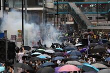 Polícia dispara gás lacrimogéneo contra manifestantes anti-Governo em Hong Kong