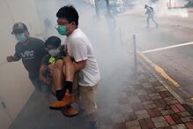 Polícia dispara gás lacrimogéneo contra manifestantes anti-Governo em Hong Kong