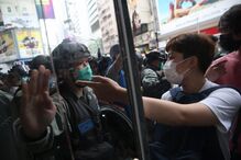 Polícia dispara gás lacrimogéneo contra manifestantes anti-Governo em Hong Kong