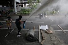 Polícia dispara gás lacrimogéneo contra manifestantes anti-Governo em Hong Kong