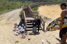 Máscaras, garrafas de cerveja e muito lixo: Foi este o resultado do desconfinamento e do regresso às praias