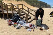 Máscaras, garrafas de cerveja e muito lixo: Foi este o resultado do desconfinamento e do regresso às praias