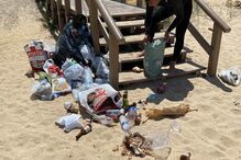 Máscaras, garrafas de cerveja e muito lixo: Foi este o resultado do desconfinamento e do regresso às praias