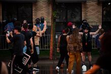 Atuação de polícia que matou cidadão negro nos EUA gera caos nas ruas de Minneapolis