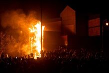 Caos nos EUA: Manifestantes incendeiam esquadra em Minneapolis em protesto contra morte de George Floyd