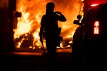 Caos nos EUA: Manifestantes incendeiam esquadra em Minneapolis em protesto contra morte de George Floyd