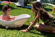 Maria com a filha de Inês Mendes da Silva, Paz