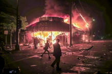 Protestos por morte de afro-americano às mãos de polícia incendeiam Minneapolis