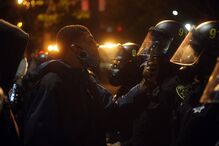 Manifestantes durante protestos contra morte de George Floyd em Oakland, Califórnia