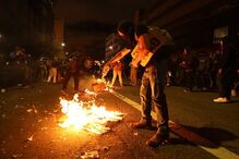 Manifestantes durante protestos contra morte de George Floyd em Oakland, Califórnia