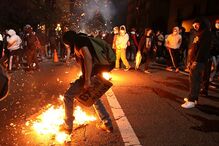 Manifestantes durante protestos contra morte de George Floyd em Oakland, Califórnia