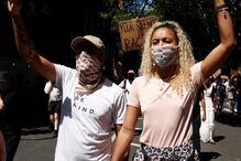 Milhares de pessoas protestam em Londres contra violência policial nos EUA após morte de George Floyd