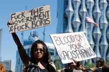 Milhares de pessoas protestam em Londres contra violência policial nos EUA após morte de George Floyd