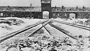 Graffitis anti-semitas encontrados no campo de concentração de Auschwitz