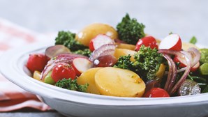 Salada de batata com molho vinagrete e fruta